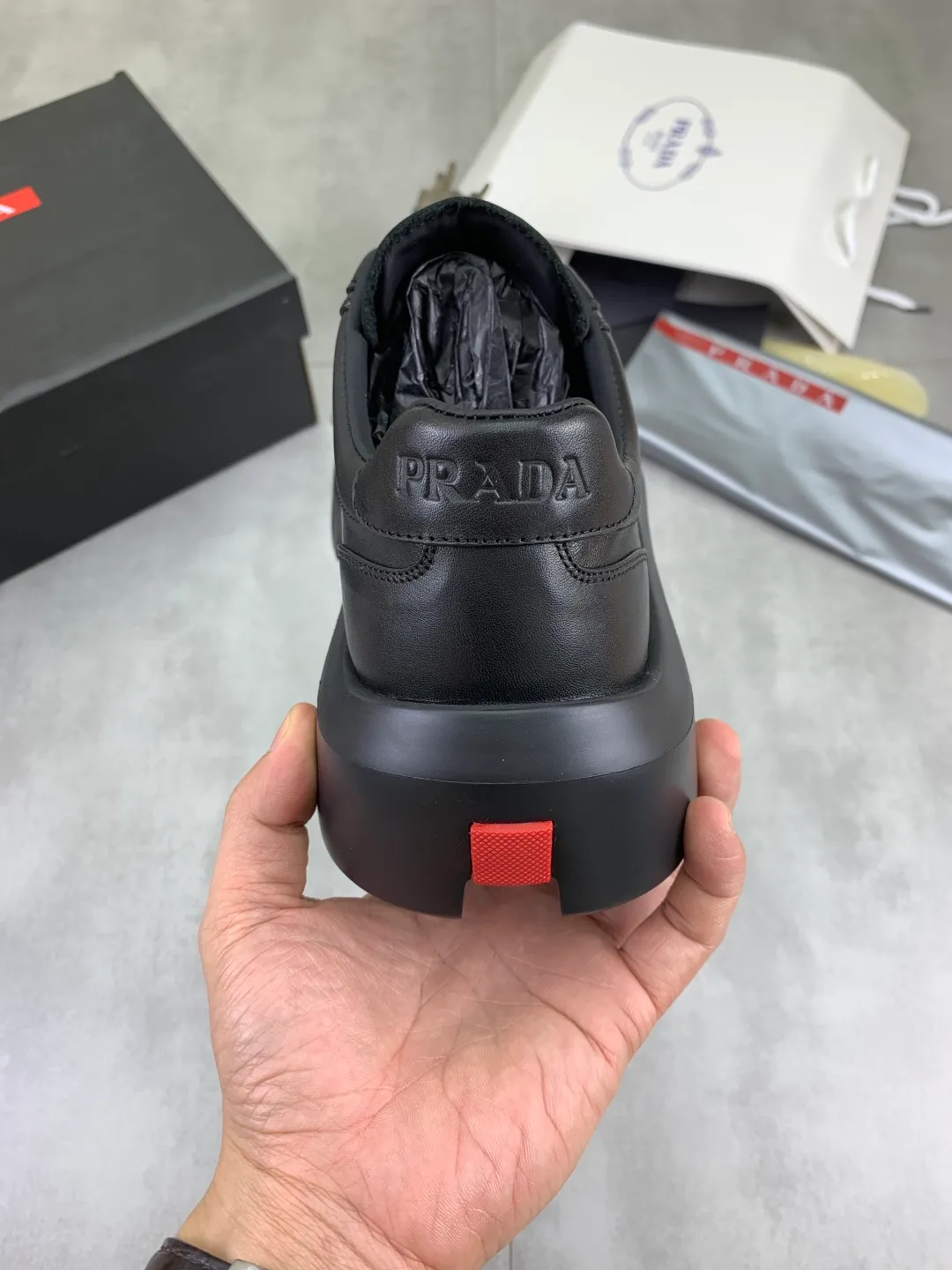 Men's shoes 💰P600💰[New model] The top version is available on the official website, 🆘 The trendy brand (Prada) mainly promotes the popular model, avant-garde and versatile fashionable men's shoes, private version mold opening, cowhide surface splicing 1:1.. Fashionable and simple, original imported cowhide lining cowhide feet; the atmosphere and personality are more fashionable, eye-catching and pursuing class. It will subvert the old idea and be a must-have for fashion trendsetters with you! Must keep it for yourself! Tall and comfortable, large and low, high-end quality workmanship. The new high-end outsole on the official website. Size: 38-45. Available in black and white.